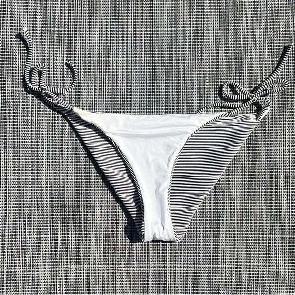 ONIA Kate Striped Ribbed Low-Rise Bikini Briefs Good Condition - Picture 8 of 9